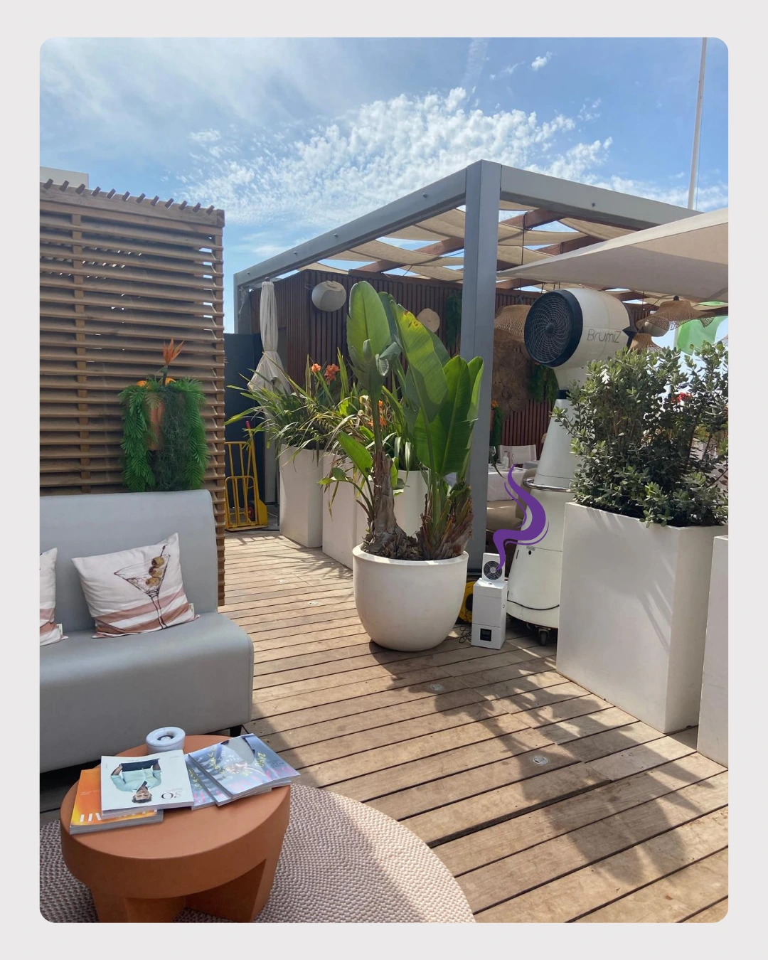 Diffuseur Medium 2 en extérieur sur une plage privée, intégré au décor de l’accueil