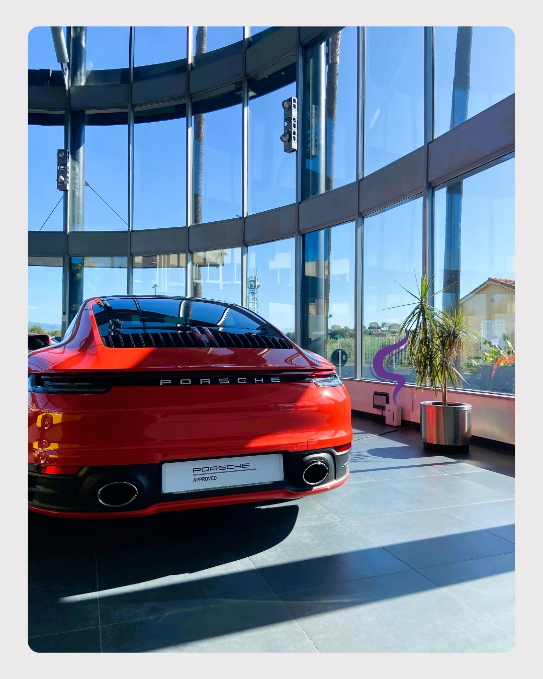 Diffuseur Medium 1 dans le showroom d’une concession automobile Porsche
