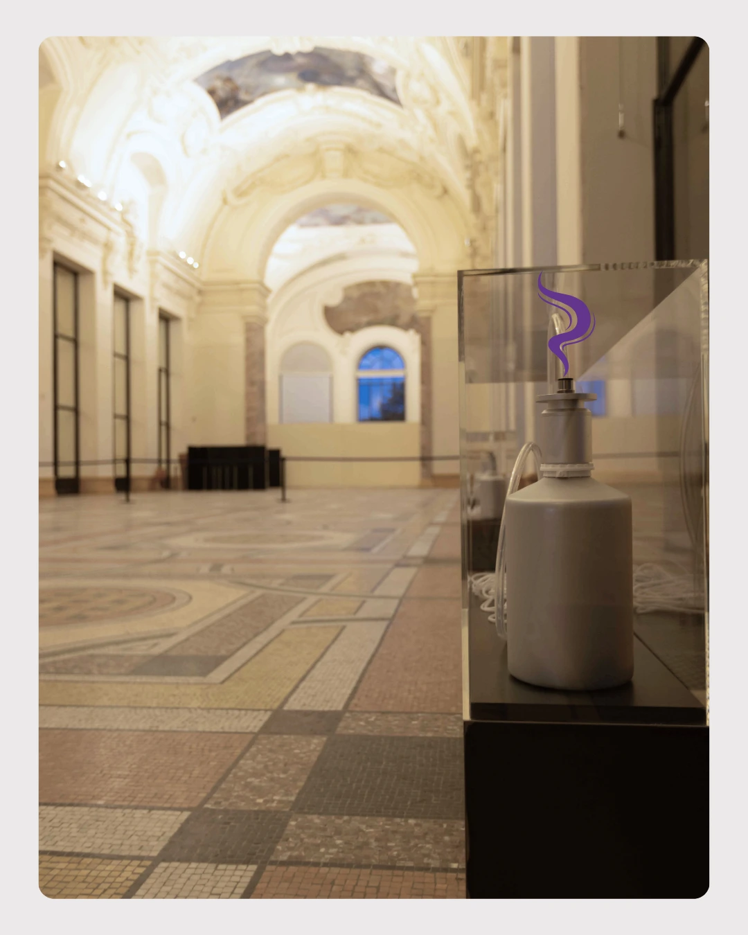 Diffuseurs Plaza 2 au Petit Palais à Paris intégrés dans des structures vitrées pour la mise en scène