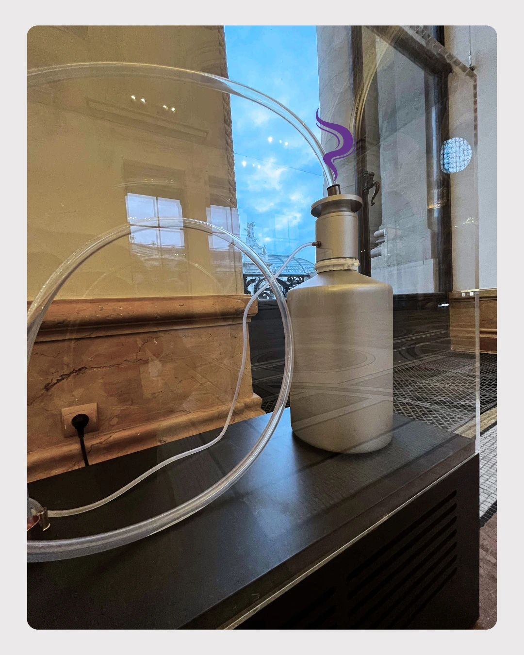 Diffuseurs Plaza 2 au Petit Palais à Paris intégrés dans des structures vitrées pour la mise en scène