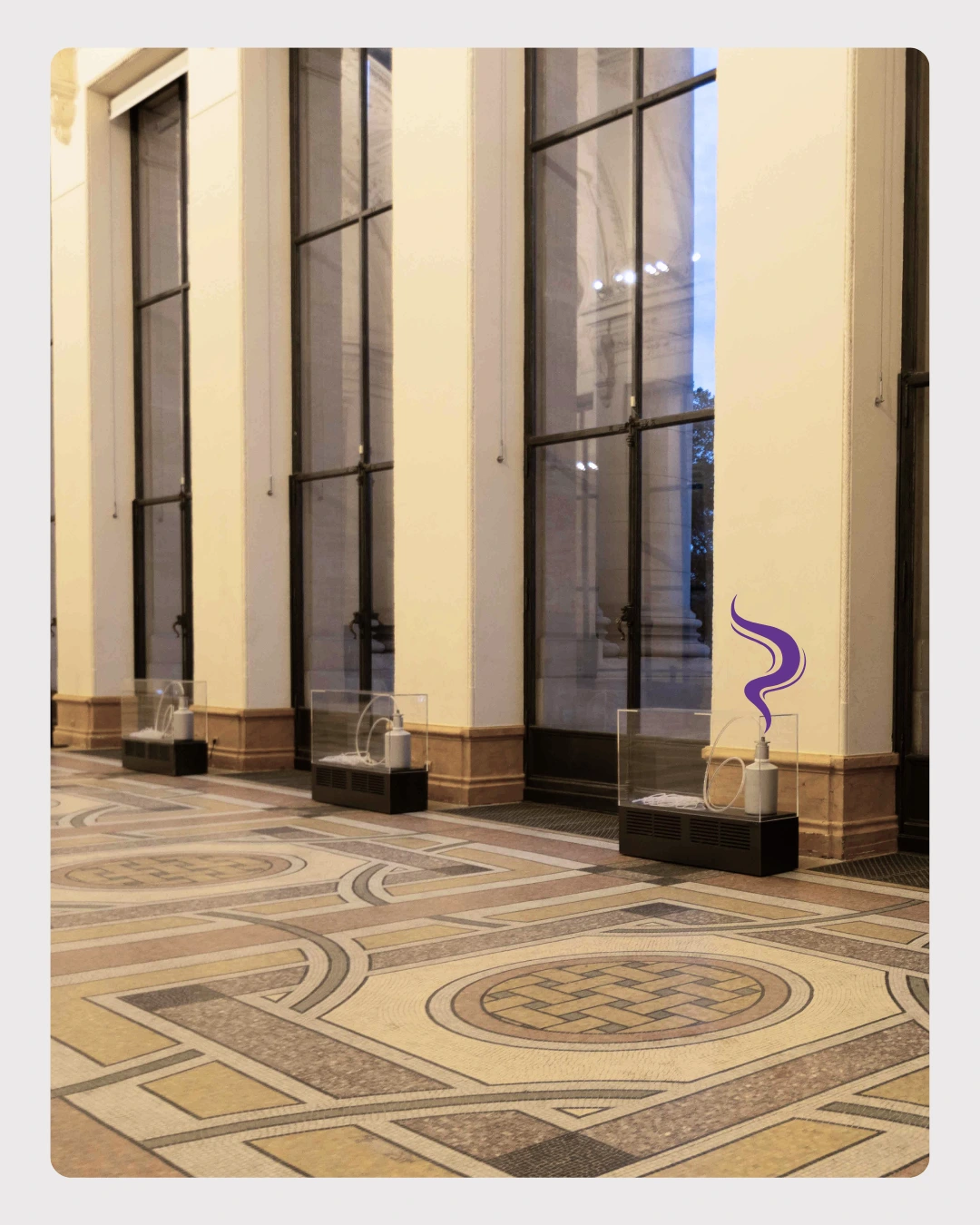 Diffuseurs Plaza 2 au Petit Palais à Paris intégrés dans des structures vitrées pour la mise en scène